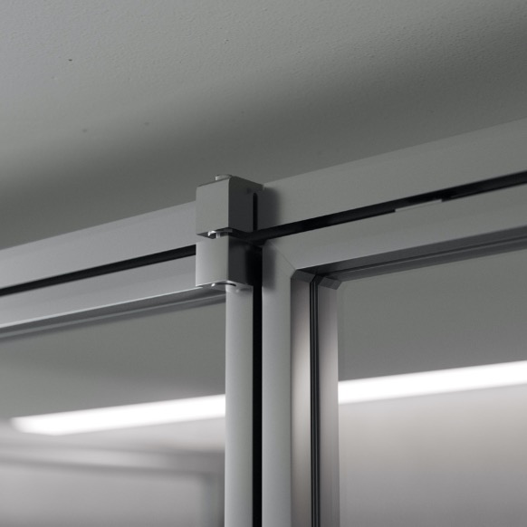 Les portes en verre du système Suite sont dotées d’un gond supérieur pouvant être réglé afin de corriger l’inclinaison de la porte.